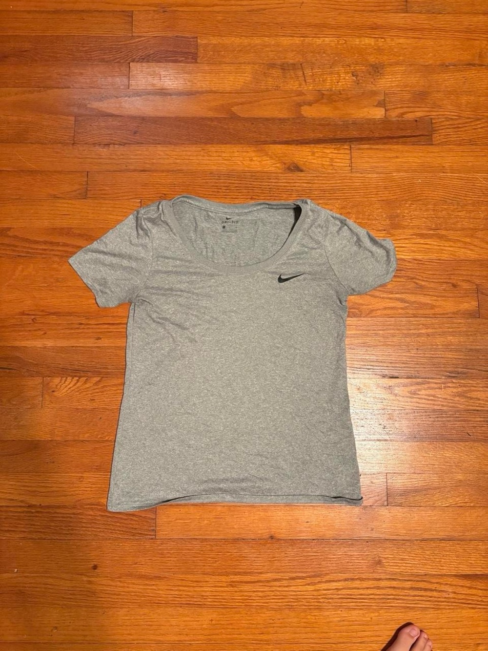 Nike Women's Light Gray Scoop Neck Short Sleeve Tee